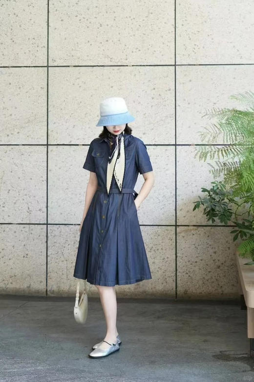 棉弹轻薄中长牛仔连衣裙 靛蓝牛仔裙 解锁夏日氛围感密码 X型收腰设计 超薄牛仔面料 裙摆内工字褶设计 刚柔并济的轮廓美学 商品图6