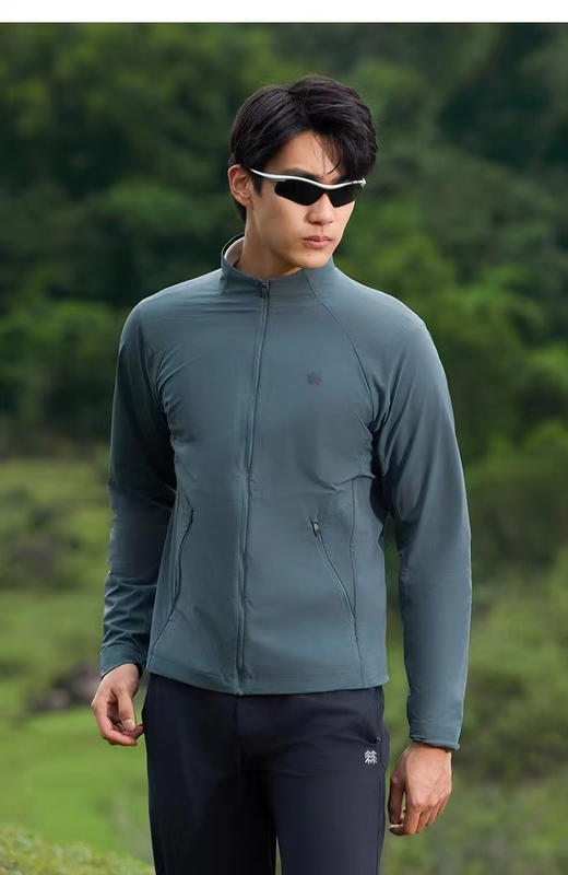 原单正品 KOLON SPORT可隆户外休闲衣男防晒防泼水露营防风立领夹克皮肤衣
两个色， M-XXL
男士弹力皮肤衣 防风防泼水 放溅
原价1000➕ 商品图2