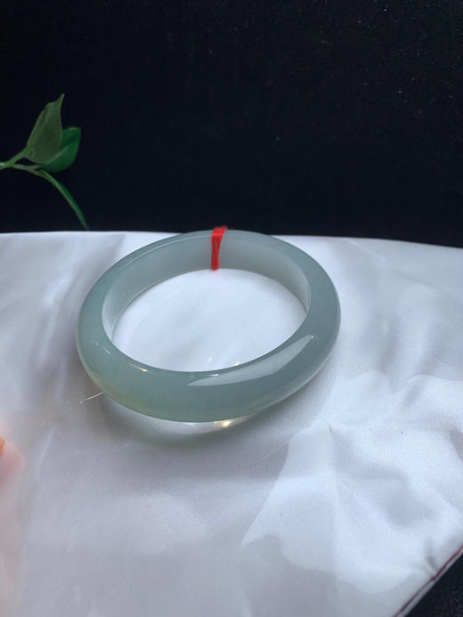 612626，56.5冰晴底正圈手镯，整条都冰冰润润的，一截颜色略深一些，干净清爽 商品图4