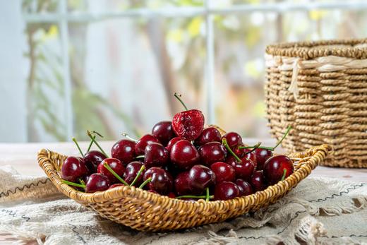 【大连美早樱桃】顺丰空运✈️当季成熟抢先下枝，⁬带来新鲜脆甜好滋味🥰 果肉超厚实，果味浓郁  咬上一口，⁭一口爆香甜果汁伴随爽脆果肉 🍒新鲜采摘超过远渡重洋车厘子，大连瓦房店核心产区，⁮自然成熟 商品图5