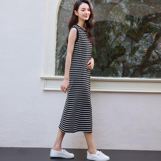 玳莎黑白条纹圆领无袖连衣裙2025新款夏季百搭直筒弹力针织背心裙  FB35001 商品图1