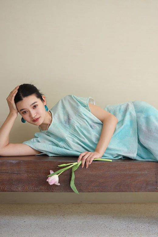 绽放212朵/【宋瓷系列】纯亚麻天青渐变印花碎褶连肩短袖衬衫T恤 商品图5