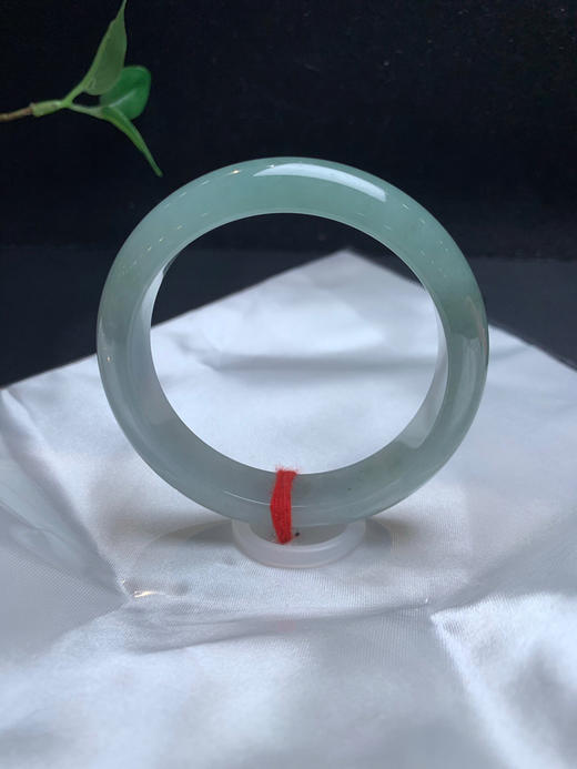 612627，58.5淡油青手镯，油润油润，大半圈颜色深些，整条均匀干净 商品图5