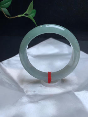 612627，58.5淡油青手镯，油润油润，大半圈颜色深些，整条均匀干净