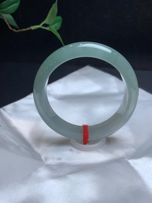 612627，58.5淡油青手镯，油润油润，大半圈颜色深些，整条均匀干净 商品图0