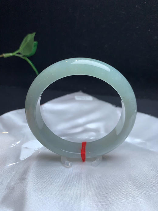 612626，56.5冰晴底正圈手镯，整条都冰冰润润的，一截颜色略深一些，干净清爽 商品图1