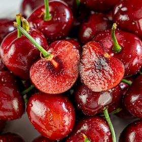 【大连美早樱桃】顺丰空运✈️当季成熟抢先下枝，⁬带来新鲜脆甜好滋味🥰 果肉超厚实，果味浓郁  咬上一口，⁭一口爆香甜果汁伴随爽脆果肉 🍒新鲜采摘超过远渡重洋车厘子，大连瓦房店核心产区，⁮自然成熟