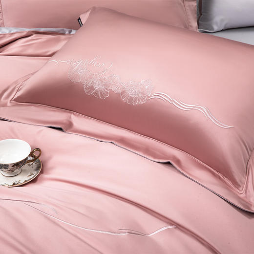 多喜爱 100S云锦缎四件套·花知梦 【100支缎纹匹马棉】【精美刺绣 】【礼盒包装】【宽边工艺】【专利床单】 柔润丝光  A类标准 商品图6