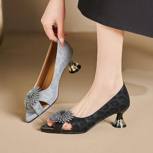【预售5天】真皮粗跟鱼嘴凉鞋女夏新款精致水钻花朵中跟镂空女鞋SY&2355 商品图4