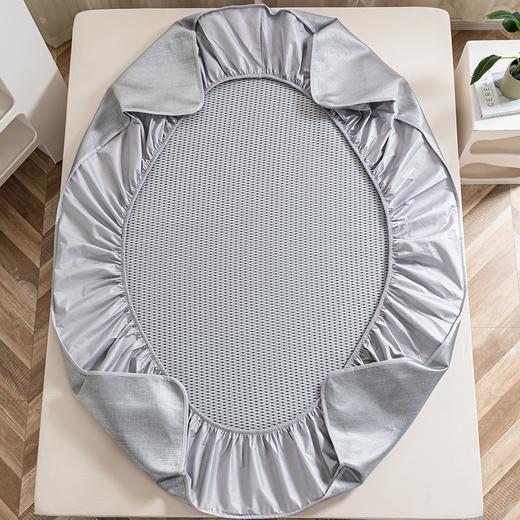 多喜爱 凉感冰丝席三件套（床笠款）好运莲莲（灰）笠围 【凉感冰丝】【典雅绣花】【折叠收纳】 凉而不冰 透气光滑 商品图4