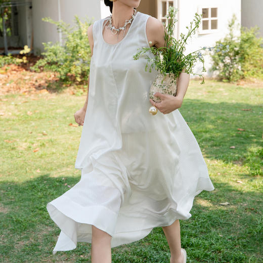 谜底白色连衣裙无袖2025夏季新款度假风圆领大摆型长裙256ML6251 商品图1