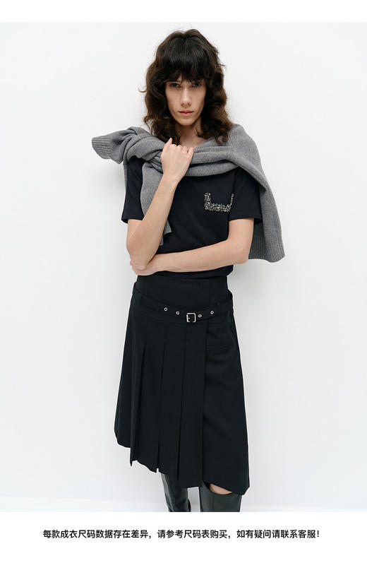 全手工络花钻饰棉质短袖T恤 重新定义基础款美学 经典款百搭实用 精裁镶边圆领 100%棉 全手工络花工艺呈现U型钻饰 包容万象的松弛美学 宽松版型 商品图1