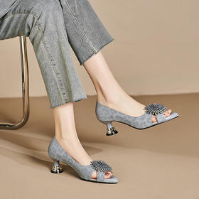 【预售5天】真皮粗跟鱼嘴凉鞋女夏新款精致水钻花朵中跟镂空女鞋SY&2355