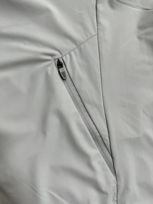 原单正品 KOLON SPORT可隆户外休闲衣男防晒防泼水露营防风立领夹克皮肤衣
两个色， M-XXL
男士弹力皮肤衣 防风防泼水 放溅
原价1000➕ 商品图7