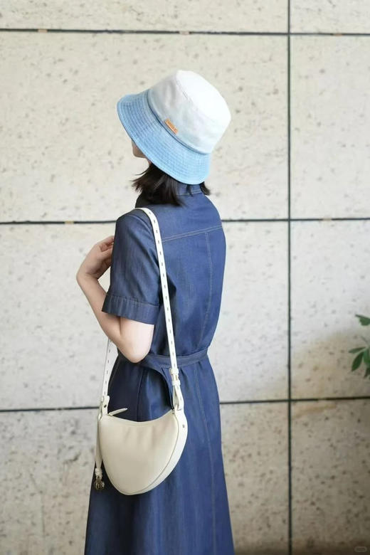 棉弹轻薄中长牛仔连衣裙 靛蓝牛仔裙 解锁夏日氛围感密码 X型收腰设计 超薄牛仔面料 裙摆内工字褶设计 刚柔并济的轮廓美学 商品图5