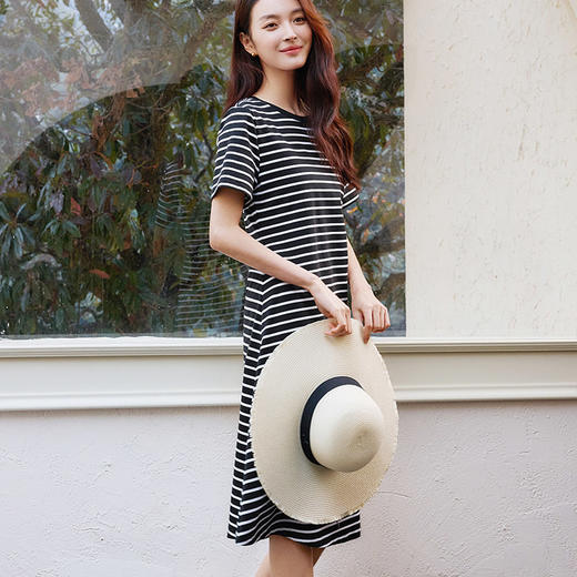 玳莎黑白条纹连衣裙2025夏季新款宽松显瘦休闲百搭短袖圆领中长裙  FB35101 商品图1
