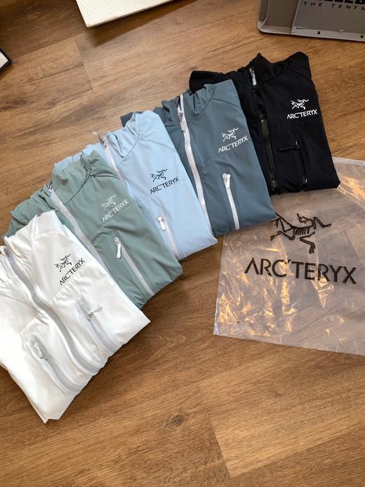 点此购买 始祖鸟Squamish系列春夏季男女款防晒轻薄风壳皮肤衣 LL 314440 商品图7