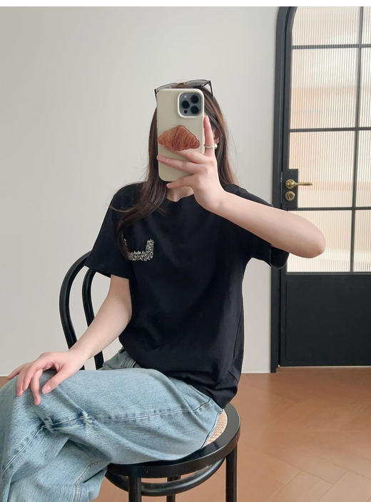 全手工络花钻饰棉质短袖T恤 重新定义基础款美学 经典款百搭实用 精裁镶边圆领 100%棉 全手工络花工艺呈现U型钻饰 包容万象的松弛美学 宽松版型 商品图5