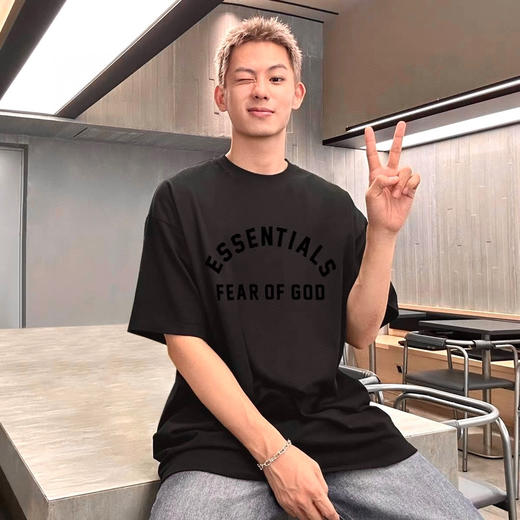 点此购买 FOG夏季男女款硅胶植绒字母印花重磅高街短袖T恤 md 314467 商品图4