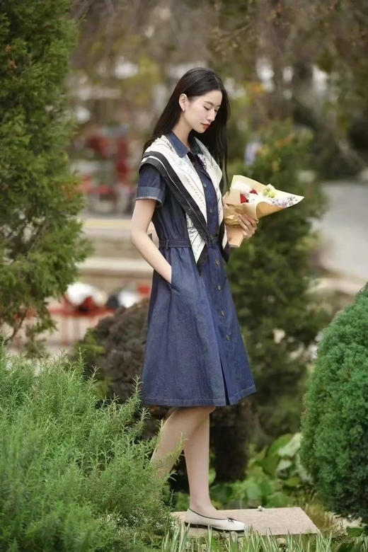 棉弹轻薄中长牛仔连衣裙 靛蓝牛仔裙 解锁夏日氛围感密码 X型收腰设计 超薄牛仔面料 裙摆内工字褶设计 刚柔并济的轮廓美学 商品图8