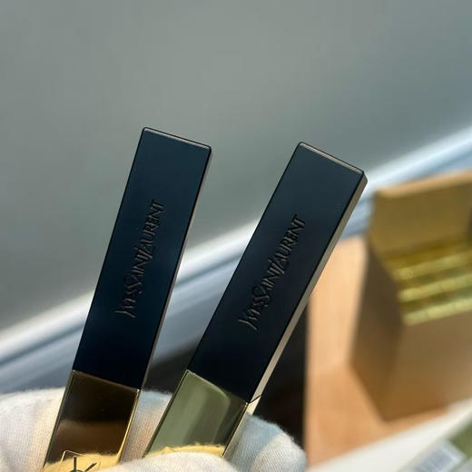 正品外贸仓回货亏本清仓不退换～正装2.2g YSL杨树林浮雕小金条口红21 34

【回货240支｜到期27年2🈷️1日】

亏本清货不退换 商品图3