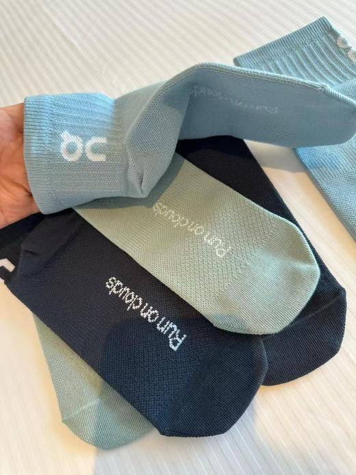 原单正品昂跑情侣款 中筒袜！材质棉➕锦纶➕氨纶，弹力大。均码36-45。
请可以无条件相信昂跑，很多跑马拉松都会选择昂跑，闭眼囤吧各位
五个色，一卡三双
原价220一卡，现特价99两卡六双包邮 商品图9