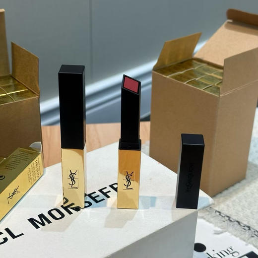 正品外贸仓回货亏本清仓不退换～正装2.2g YSL杨树林浮雕小金条口红21 34

【回货240支｜到期27年2🈷️1日】

亏本清货不退换 商品图6