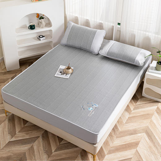 多喜爱 凉感冰丝席三件套（床笠款）好运莲莲（灰）笠围 【凉感冰丝】【典雅绣花】【折叠收纳】 凉而不冰 透气光滑 商品图1