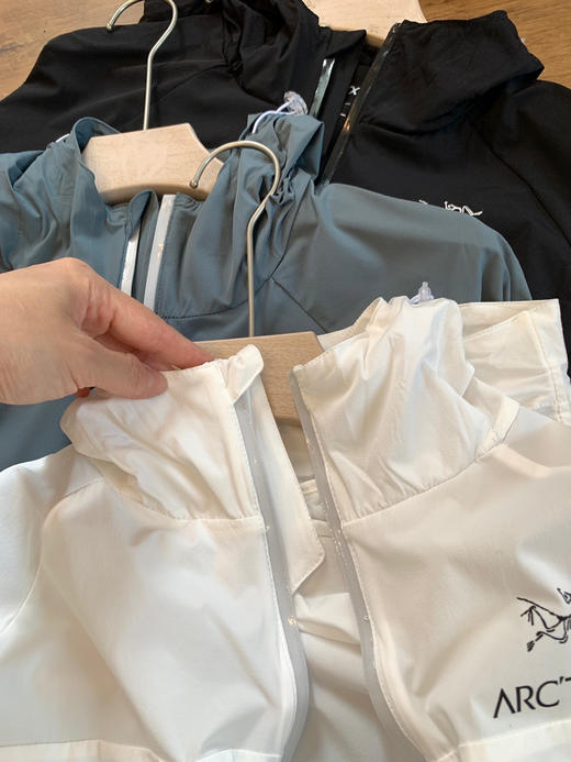 点此购买 始祖鸟Squamish系列春夏季男女款防晒轻薄风壳皮肤衣 LL 314440 商品图13