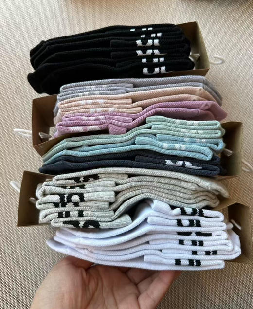 原单正品昂跑情侣款 中筒袜！材质棉➕锦纶➕氨纶，弹力大。均码36-45。
请可以无条件相信昂跑，很多跑马拉松都会选择昂跑，闭眼囤吧各位
五个色，一卡三双
原价220一卡，现特价99两卡六双包邮 商品图8