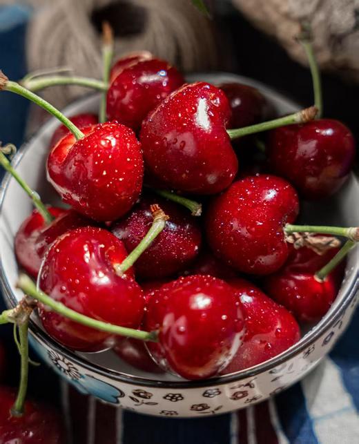 【大连美早樱桃】顺丰空运✈️当季成熟抢先下枝，⁬带来新鲜脆甜好滋味🥰 果肉超厚实，果味浓郁  咬上一口，⁭一口爆香甜果汁伴随爽脆果肉 🍒新鲜采摘超过远渡重洋车厘子，大连瓦房店核心产区，⁮自然成熟 商品图1