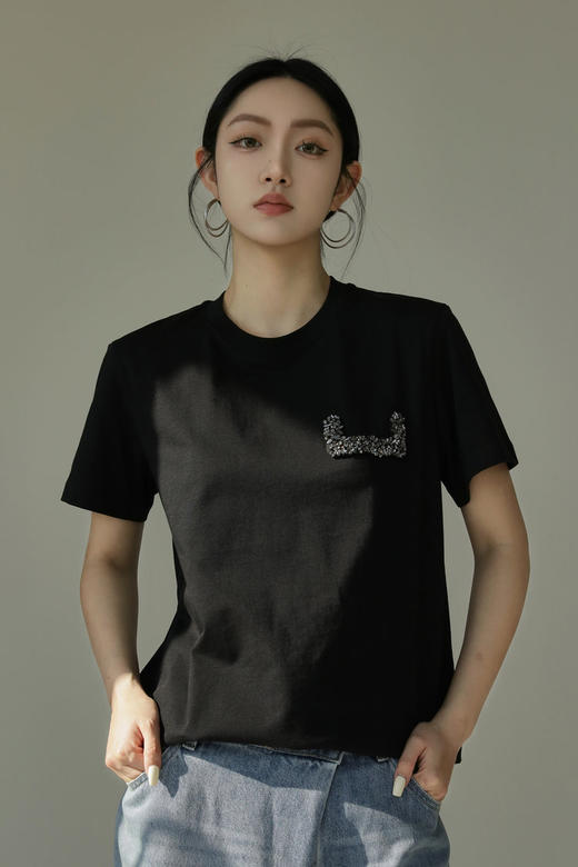 全手工络花钻饰棉质短袖T恤 重新定义基础款美学 经典款百搭实用 精裁镶边圆领 100%棉 全手工络花工艺呈现U型钻饰 包容万象的松弛美学 宽松版型 商品图11
