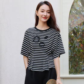 玳莎设计感条纹落肩T恤女2025夏季新款休闲收腰打褶绣花圆领上衣  FB32102