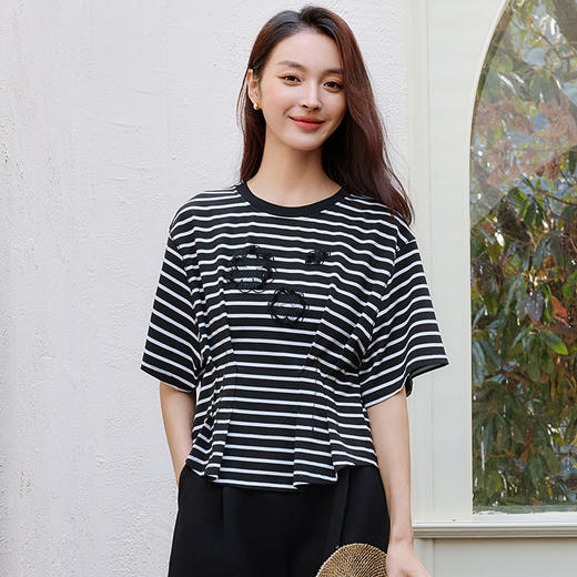 玳莎设计感条纹落肩T恤女2025夏季新款休闲收腰打褶绣花圆领上衣  FB32102 商品图0