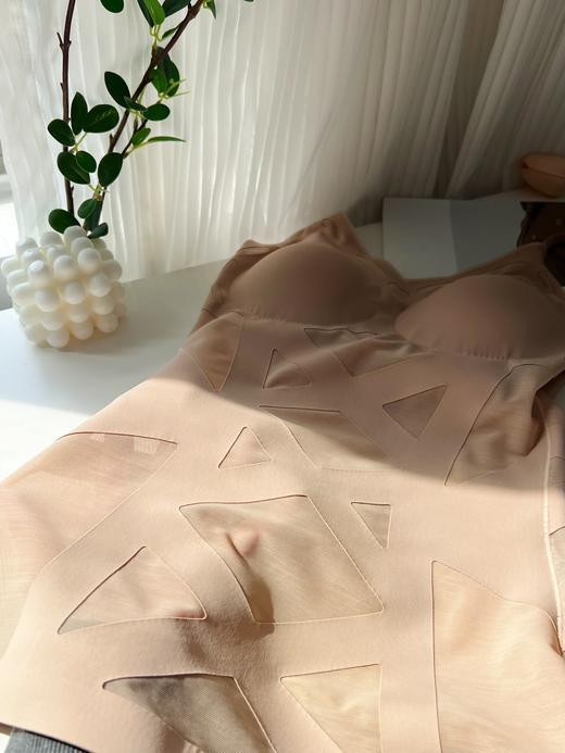 点此购买 爱慕家魔力弹簧咖啡因无痕收腹背心 艾 314429 商品图12