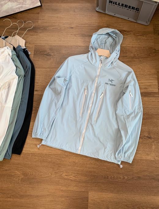 点此购买 始祖鸟Squamish系列春夏季男女款防晒轻薄风壳皮肤衣 LL 314440 商品图1