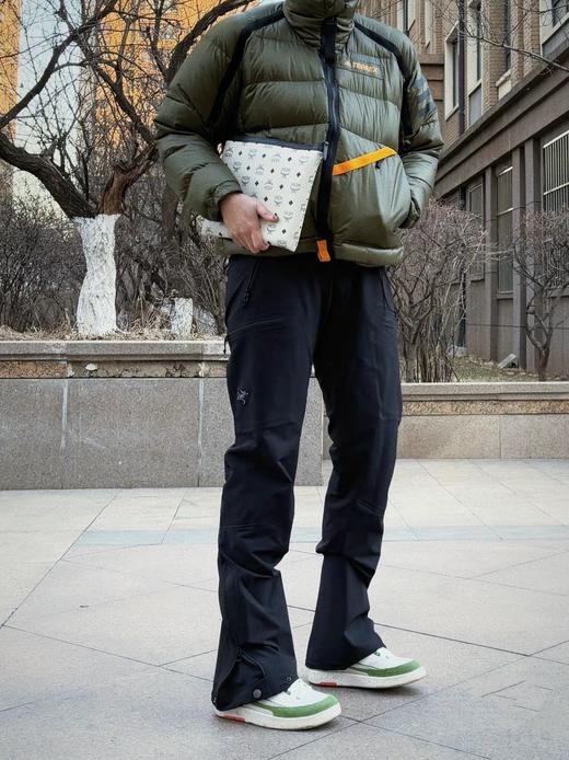 点此购买 始祖鸟春秋季雪线系列男士内里压胶软壳长裤 cp 314497 商品图6