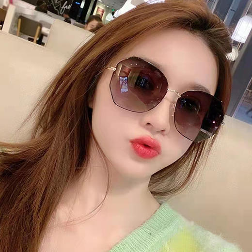 【出游拍照氛围感拉满~】女士爆款时尚墨镜韩版ins风潮流街拍多边形大框太阳眼镜。ry 商品图1