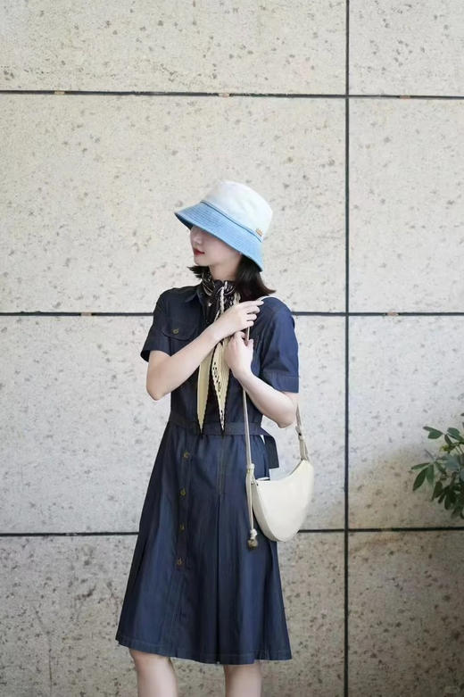 棉弹轻薄中长牛仔连衣裙 靛蓝牛仔裙 解锁夏日氛围感密码 X型收腰设计 超薄牛仔面料 裙摆内工字褶设计 刚柔并济的轮廓美学 商品图3