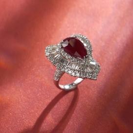 【红宝石戒指】钻石世家 18K金红宝石镶钻戒指  高级设计珠宝系列 让人一见倾心的红宝石 演绎女性的高贵柔情 也寓意着浪漫炙热的美好感情