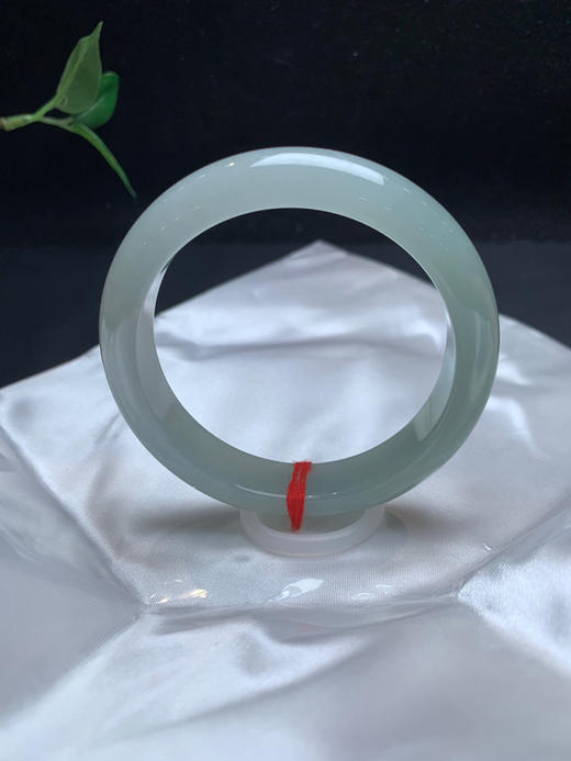 612626，56.5冰晴底正圈手镯，整条都冰冰润润的，一截颜色略深一些，干净清爽 商品图3