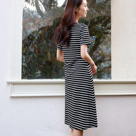 玳莎黑白条纹连衣裙2025夏季新款宽松显瘦休闲百搭短袖圆领中长裙  FB35101 商品图2