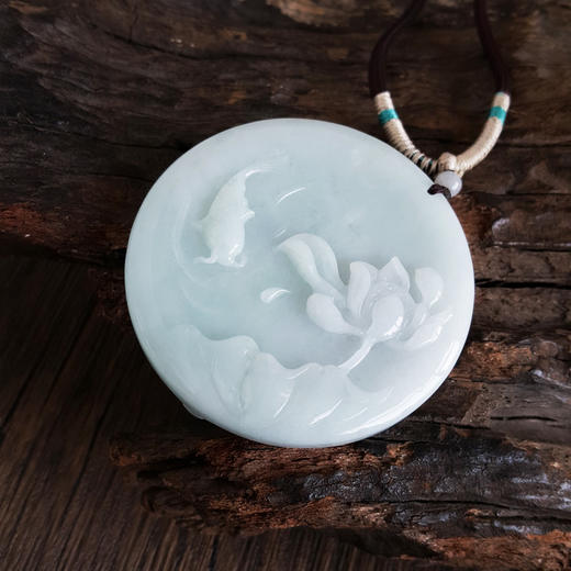 【天然正品】天然细腻无纹裂糯种春彩雕山水平安无事牌翡翠吊坠手把件58.2*57.7*11.3MM（皆取最大值）女士现售价：680特价！020425AH38 商品图4