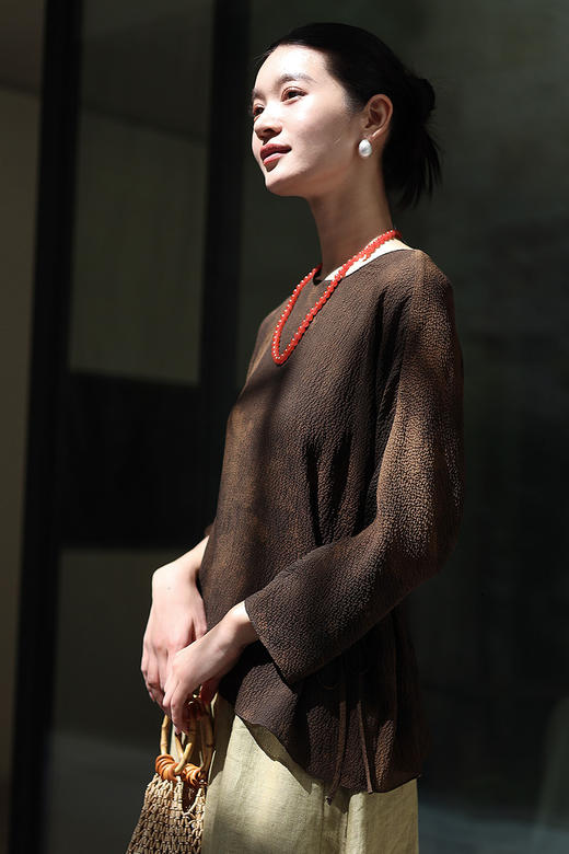 绽放185朵/【宋瓷系列】桑蚕丝红茶植物染香云纱肌理感系带小衫 商品图5