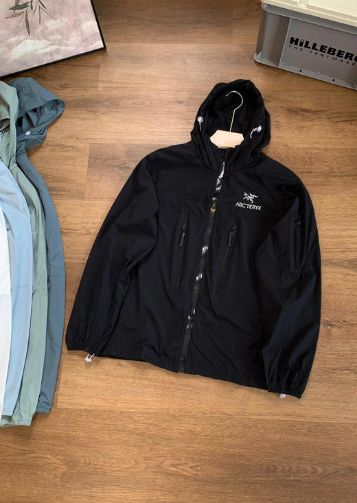 点此购买 始祖鸟Squamish系列春夏季男女款防晒轻薄风壳皮肤衣 LL 314440 商品图5