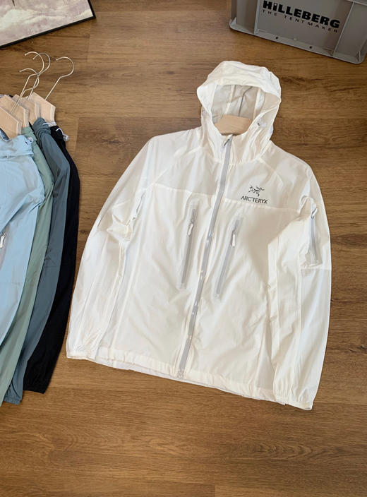 点此购买 始祖鸟Squamish系列春夏季男女款防晒轻薄风壳皮肤衣 LL 314440 商品图4