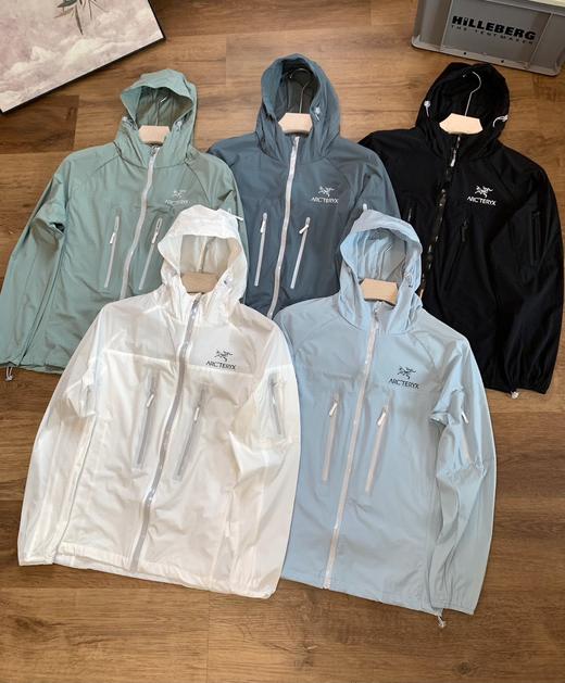 点此购买 始祖鸟Squamish系列春夏季男女款防晒轻薄风壳皮肤衣 LL 314440 商品图0