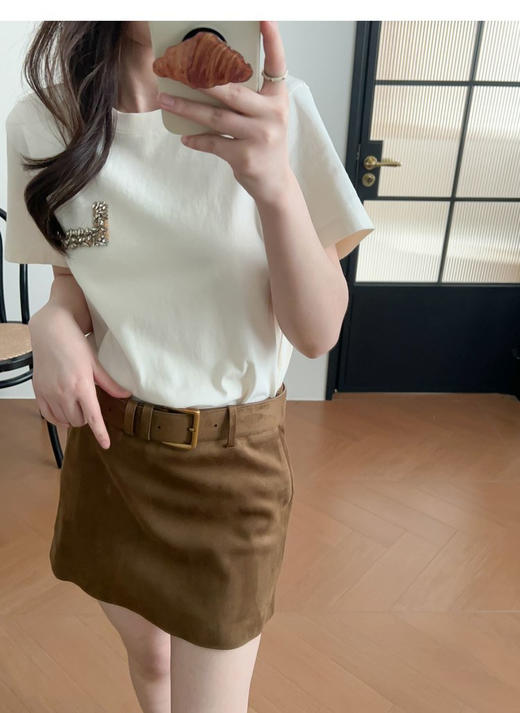 全手工络花钻饰棉质短袖T恤 重新定义基础款美学 经典款百搭实用 精裁镶边圆领 100%棉 全手工络花工艺呈现U型钻饰 包容万象的松弛美学 宽松版型 商品图4