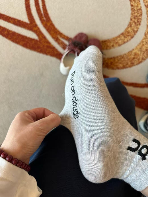 原单正品昂跑情侣款 中筒袜！材质棉➕锦纶➕氨纶，弹力大。均码36-45。
请可以无条件相信昂跑，很多跑马拉松都会选择昂跑，闭眼囤吧各位
五个色，一卡三双
原价220一卡，现特价99两卡六双包邮 商品图13