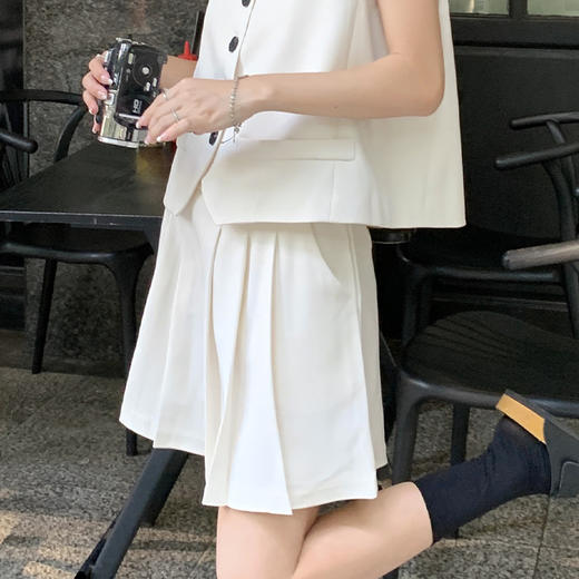 西遇马甲背心套装女夏季新款白色高腰A字百褶裤裙两件套SS050507/SS050508 商品图3